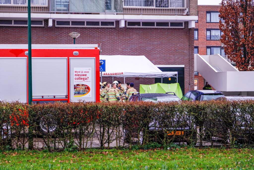 Dode vrouw aangetroffen onderaan flat