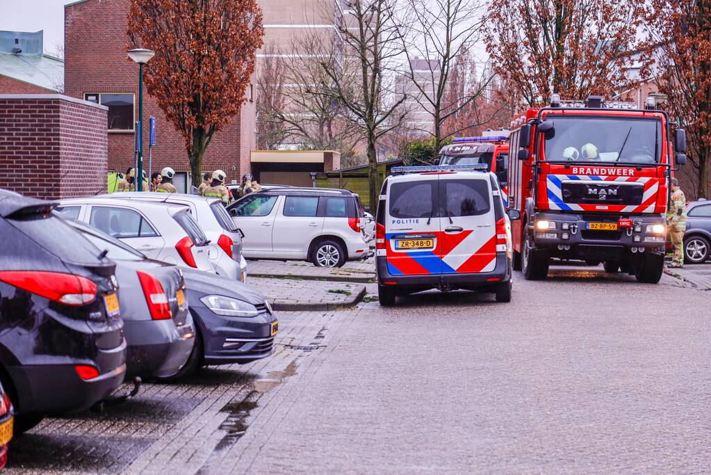 Dode vrouw aangetroffen onderaan flat