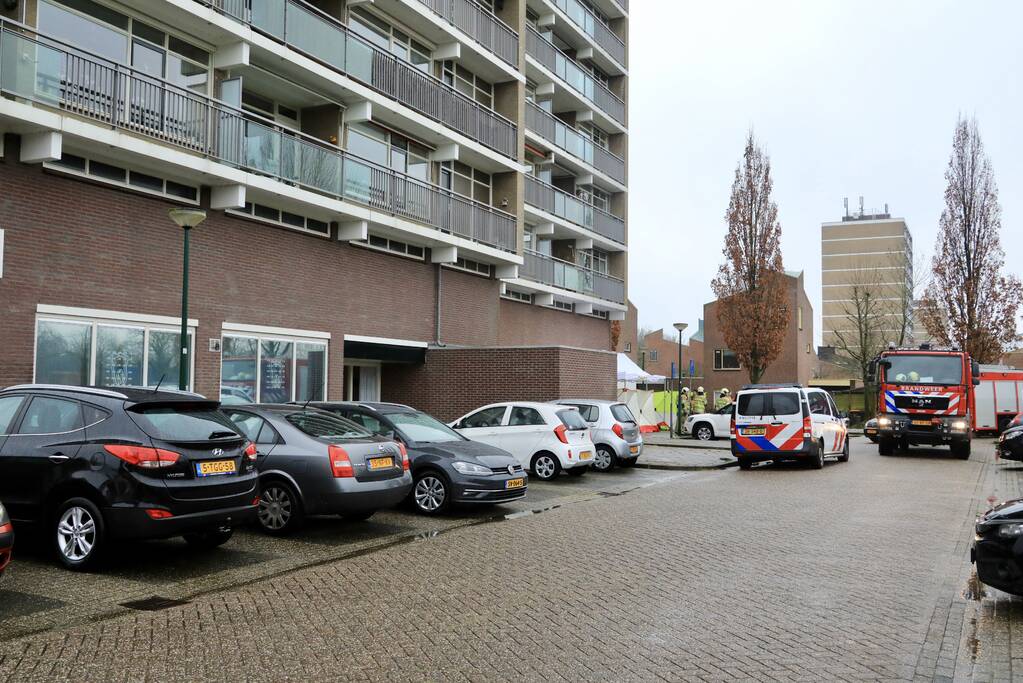 Dode vrouw aangetroffen onderaan flat