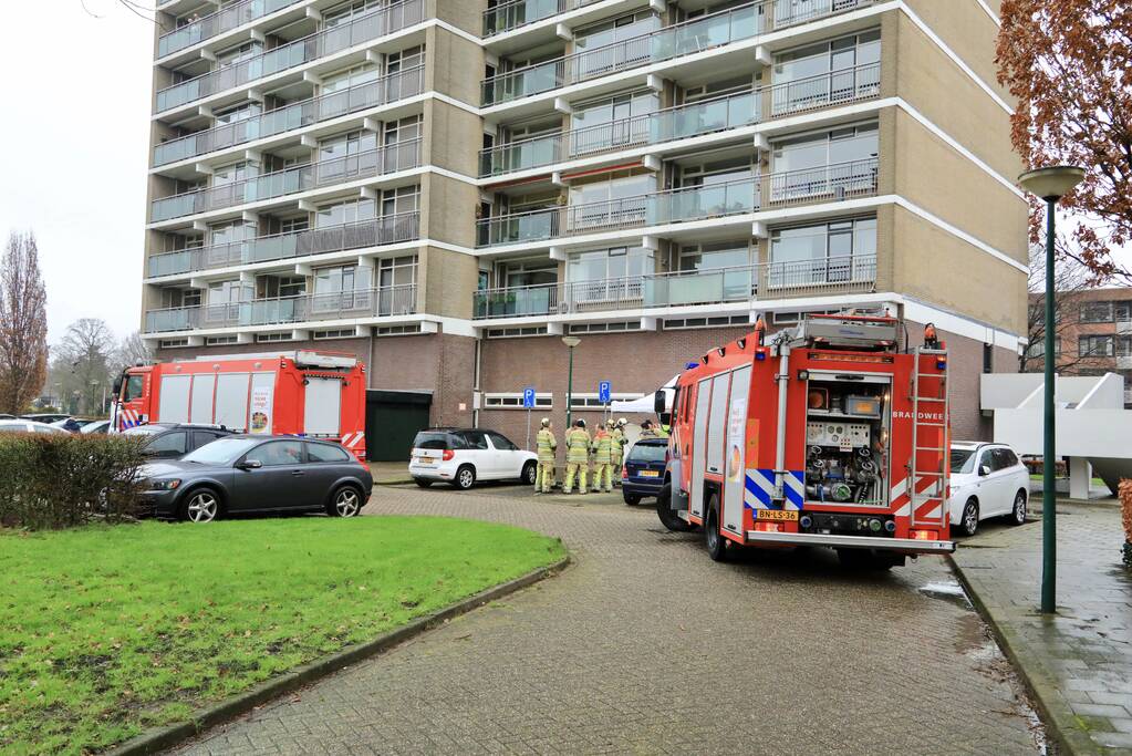 Dode vrouw aangetroffen onderaan flat