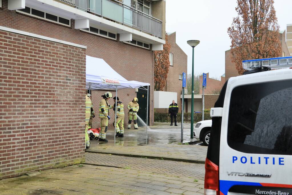 Dode vrouw aangetroffen onderaan flat