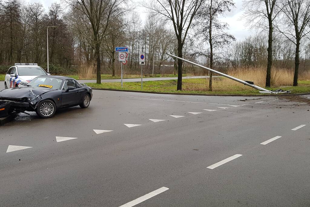 Personenauto ramt lantaarnpaal