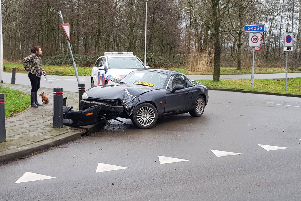 Personenauto ramt lantaarnpaal