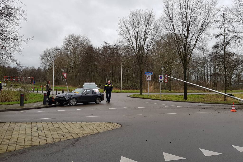 Personenauto ramt lantaarnpaal