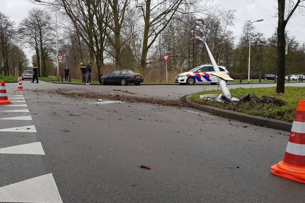 Personenauto ramt lantaarnpaal