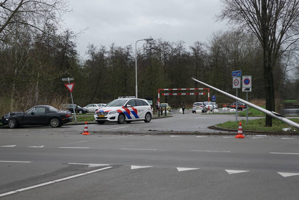 Personenauto ramt lantaarnpaal