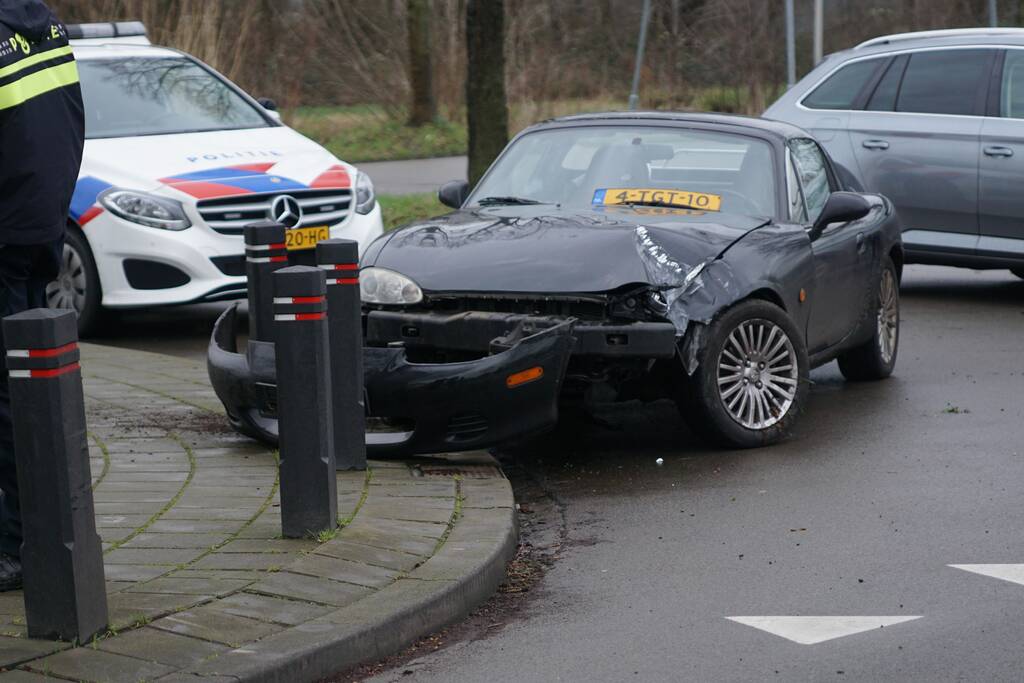 Personenauto ramt lantaarnpaal