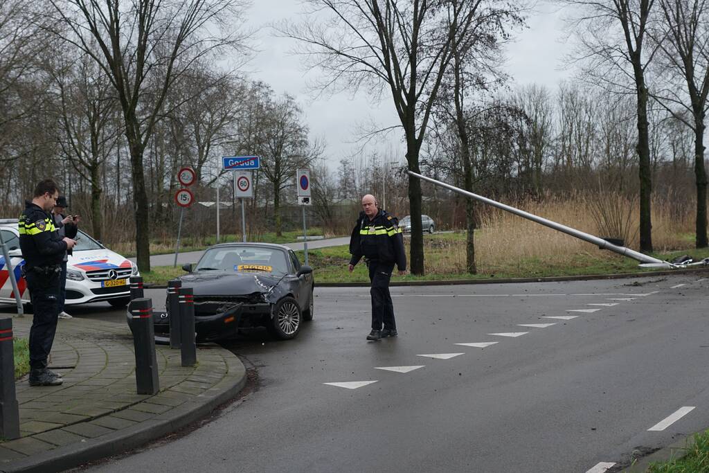Personenauto ramt lantaarnpaal