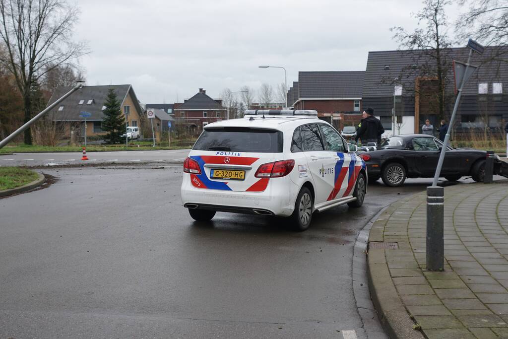 Personenauto ramt lantaarnpaal