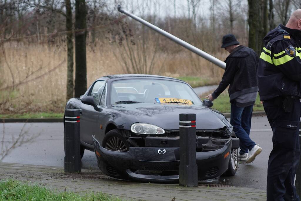 Personenauto ramt lantaarnpaal