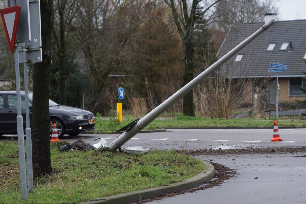 Personenauto ramt lantaarnpaal