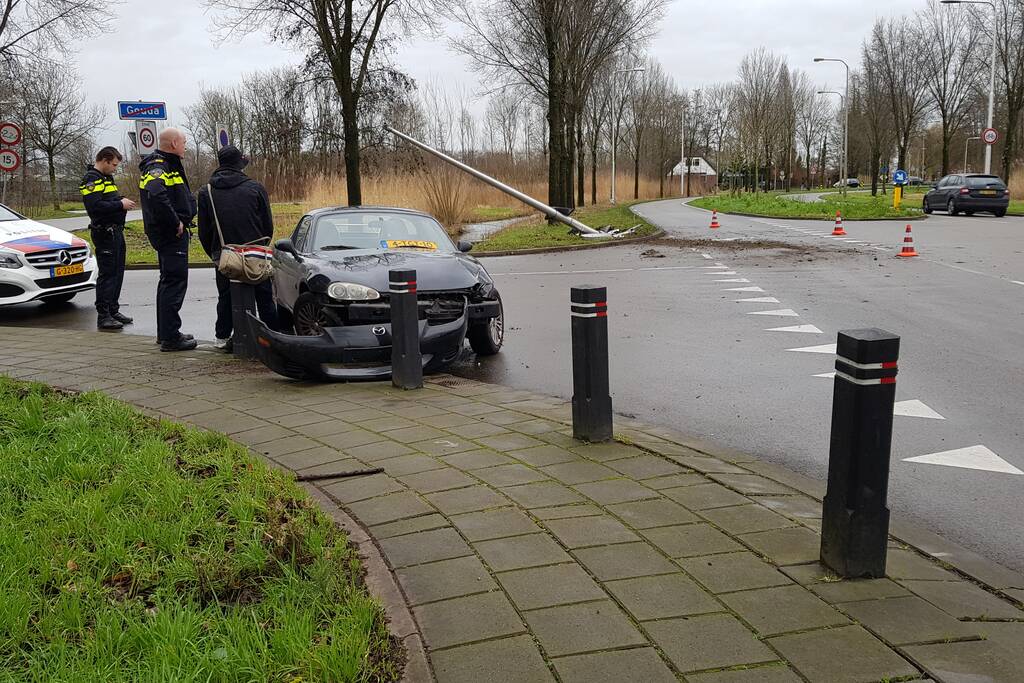 Personenauto ramt lantaarnpaal