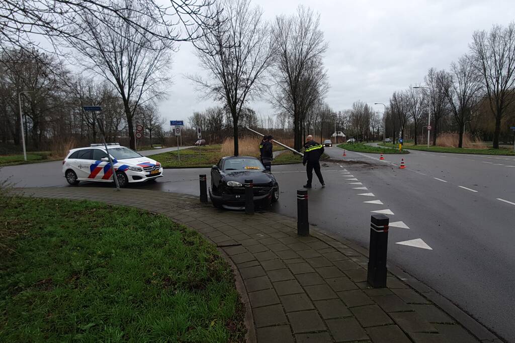 Personenauto ramt lantaarnpaal