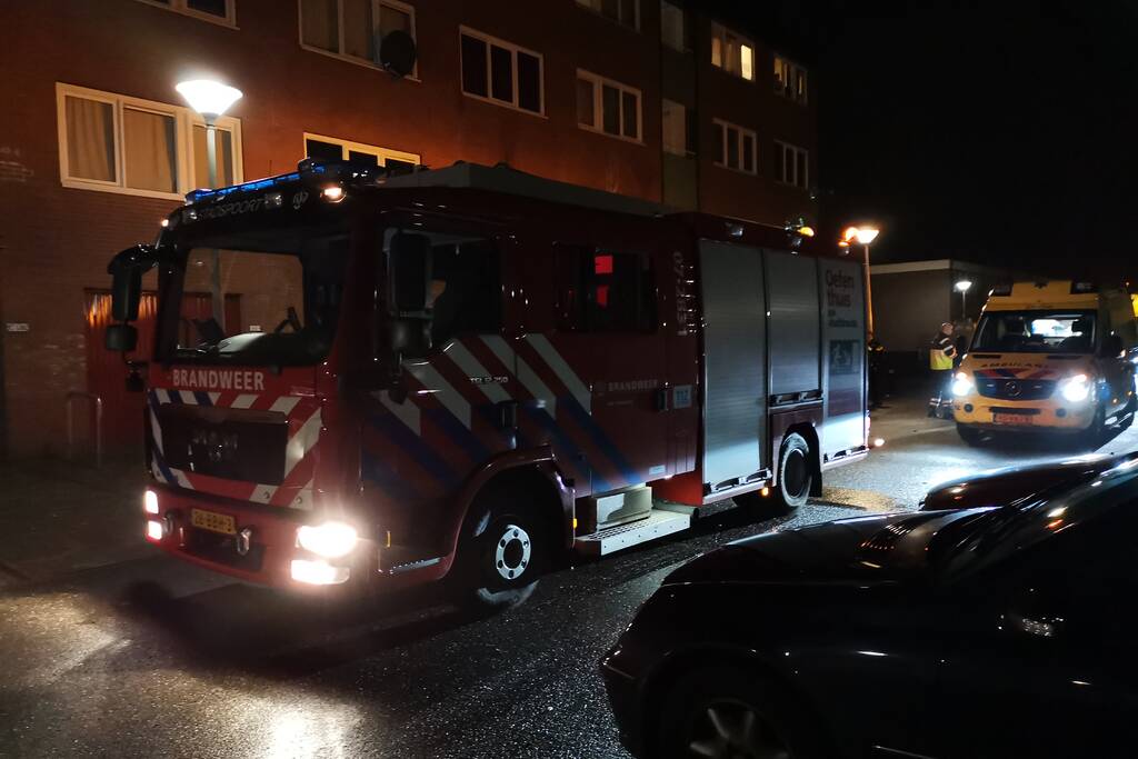 Bewoners uit appartement gehaald