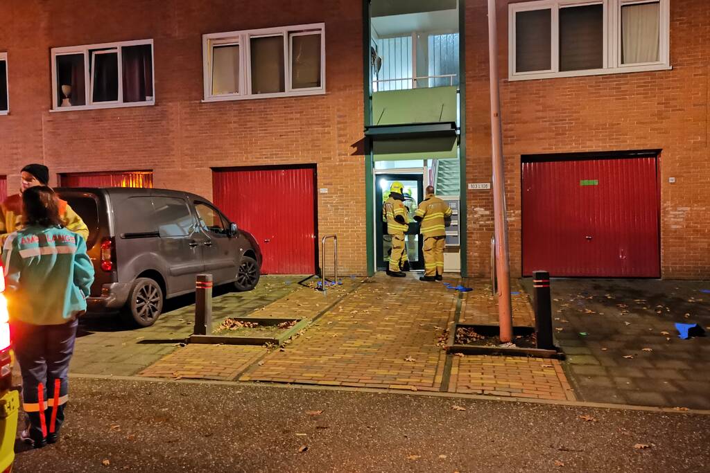 Bewoners uit appartement gehaald