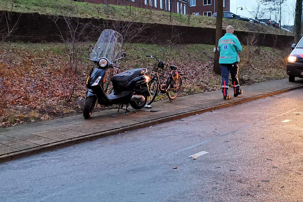 Fietser en scooterrijder botsen op fietspad