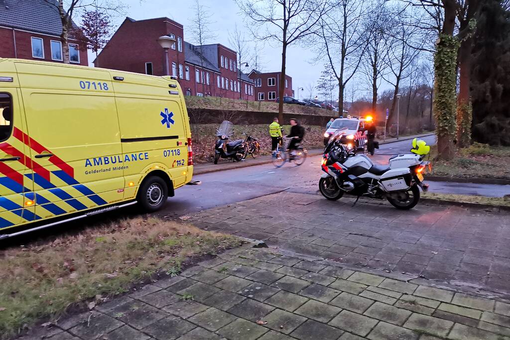 Fietser en scooterrijder botsen op fietspad