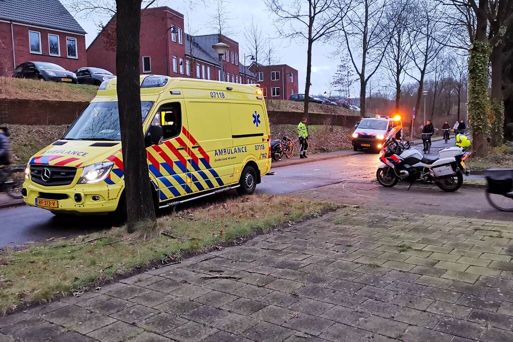 Fietser en scooterrijder botsen op fietspad