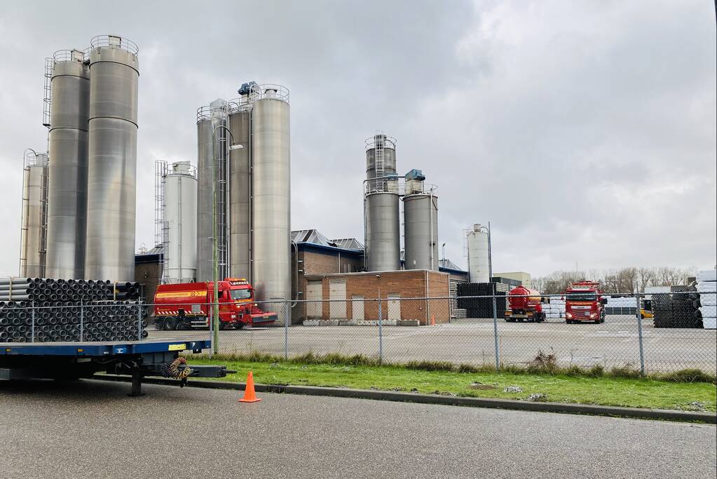 Omgeving Omniplast BV bezaaid met plastic balletjes