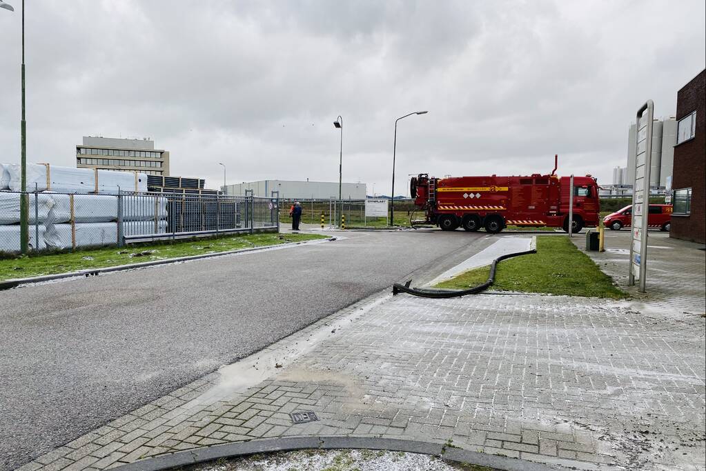 Omgeving Omniplast BV bezaaid met plastic balletjes