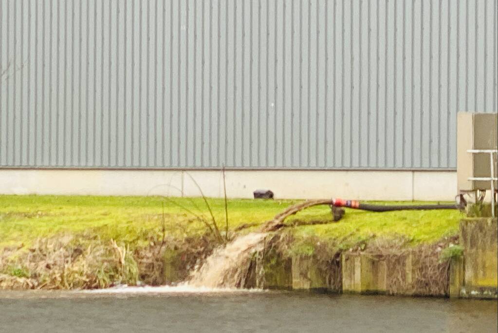 Omgeving Omniplast BV bezaaid met plastic balletjes