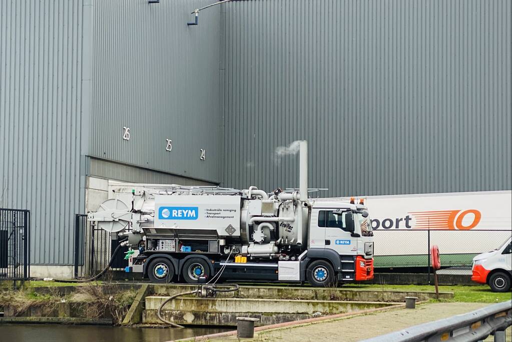 Omgeving Omniplast BV bezaaid met plastic balletjes