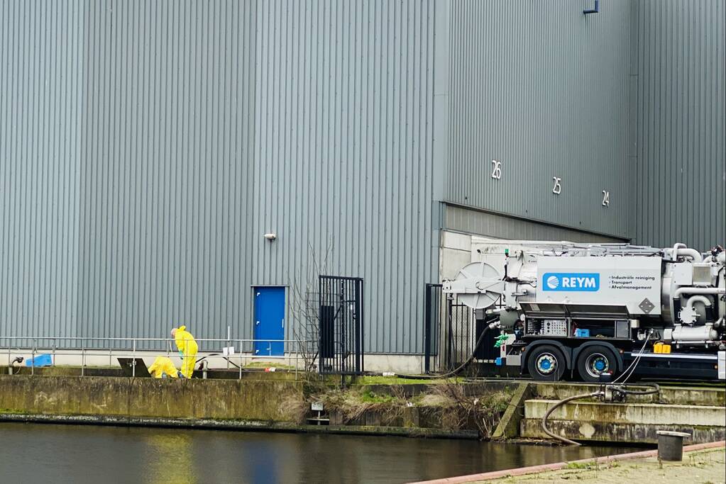 Omgeving Omniplast BV bezaaid met plastic balletjes