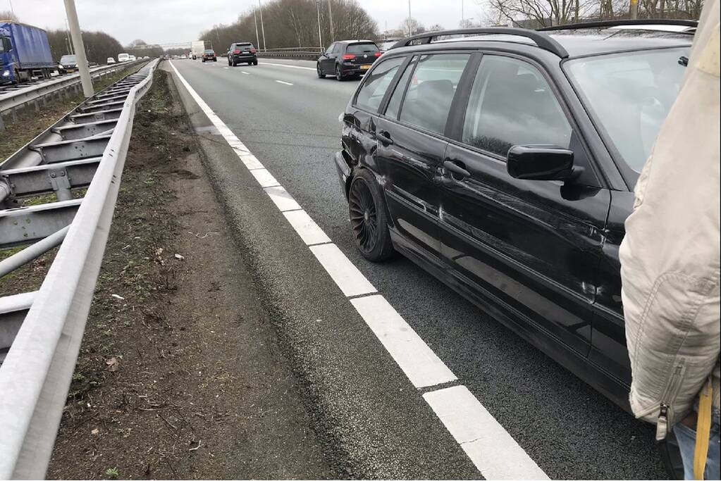 Auto botst op geleiderail snelweg