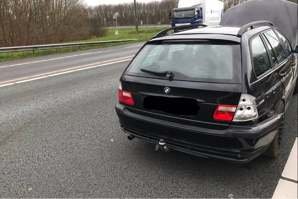 Auto botst op geleiderail snelweg
