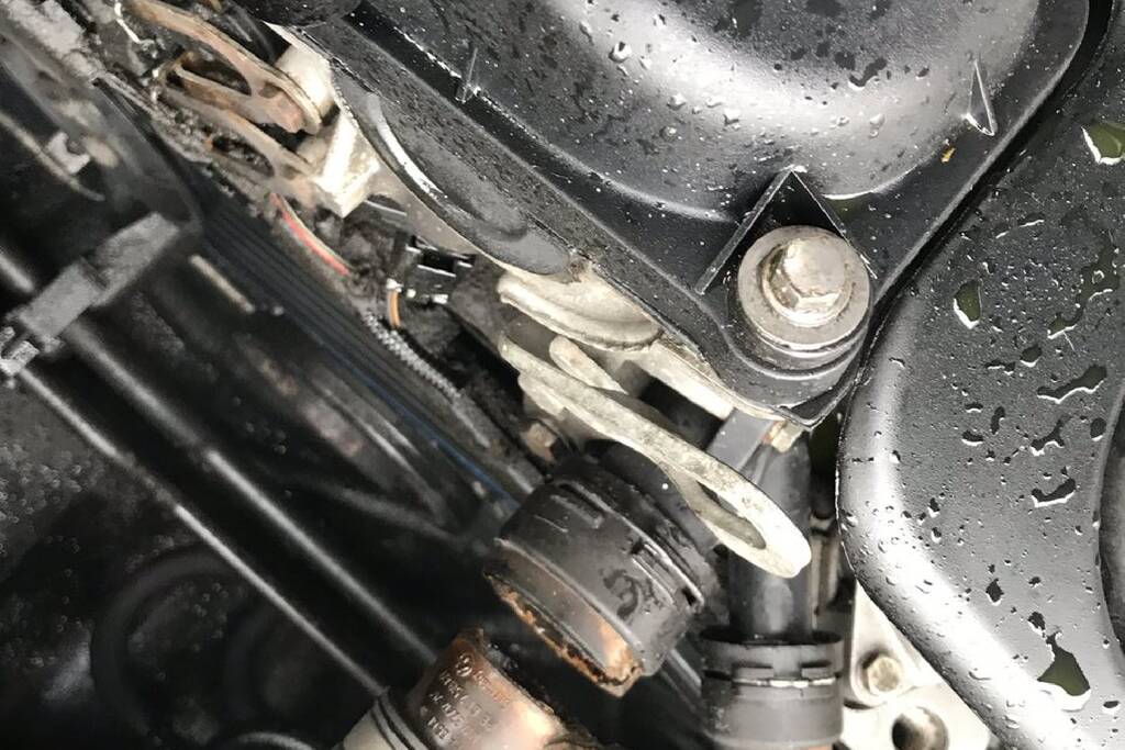 Auto botst op geleiderail snelweg