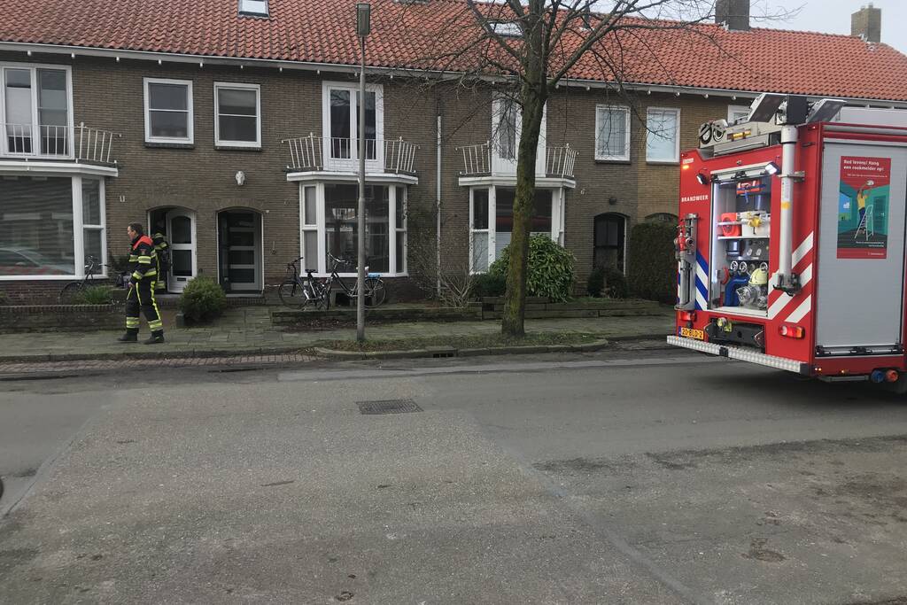 Brandweer verricht metingen na ruiken gaslucht