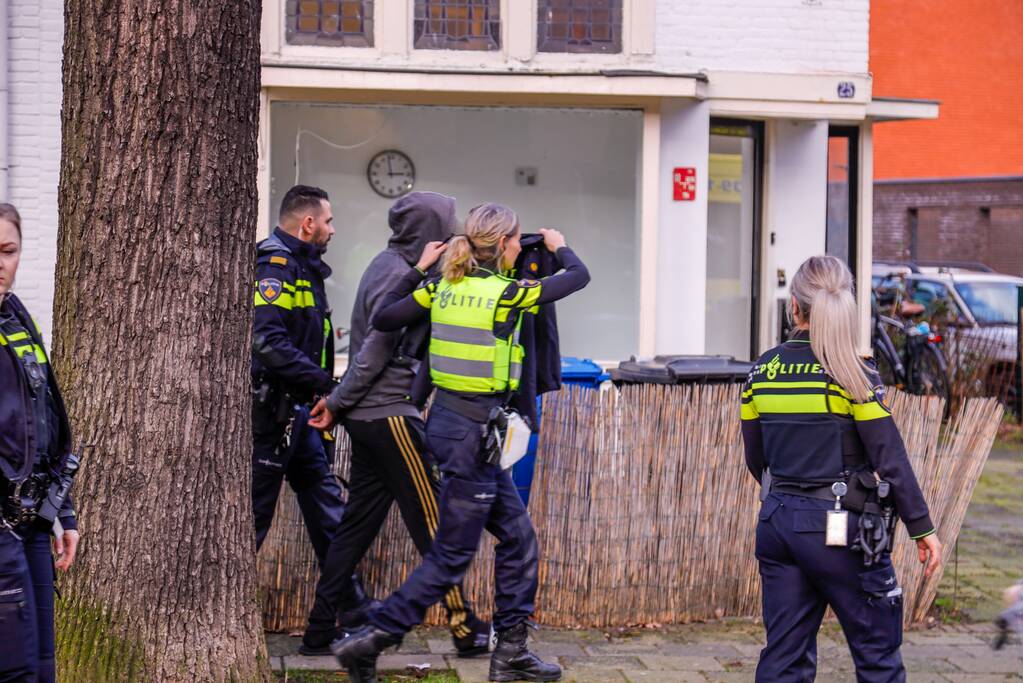 Arrestatieteam haalt man uit woning