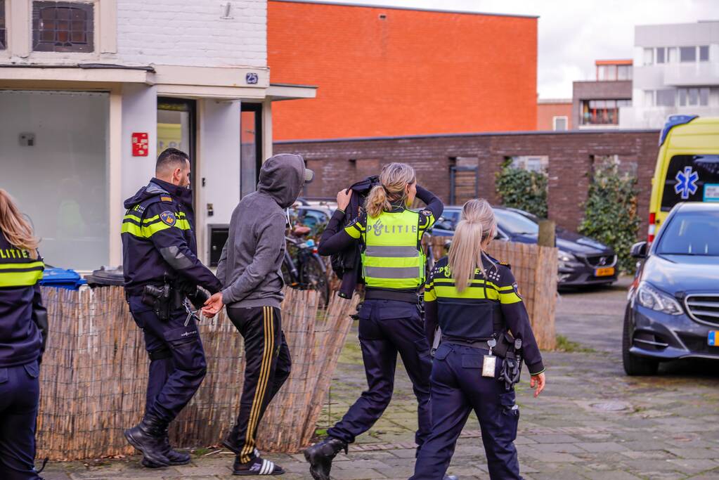 Arrestatieteam haalt man uit woning