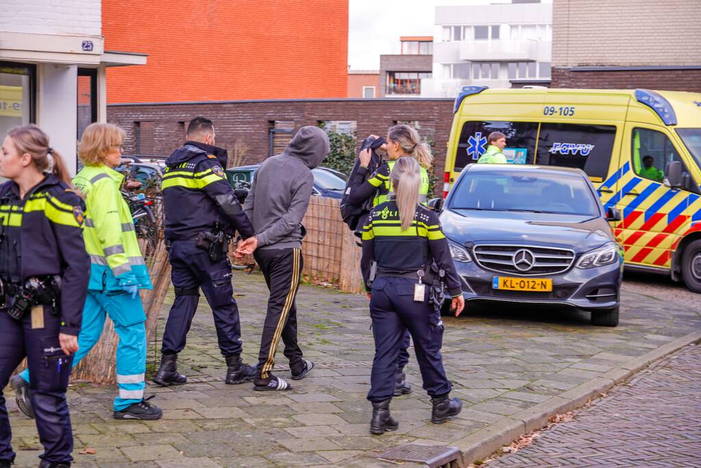 Arrestatieteam haalt man uit woning