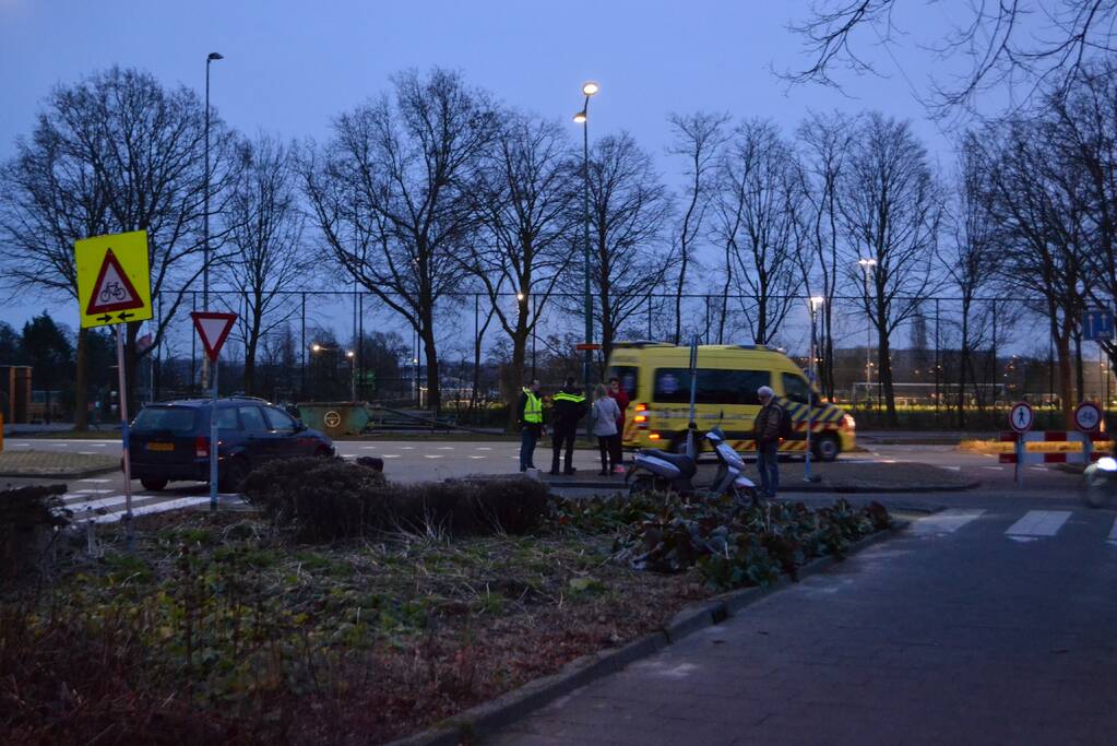 Brommerrijder licht gewond bij aanrijding