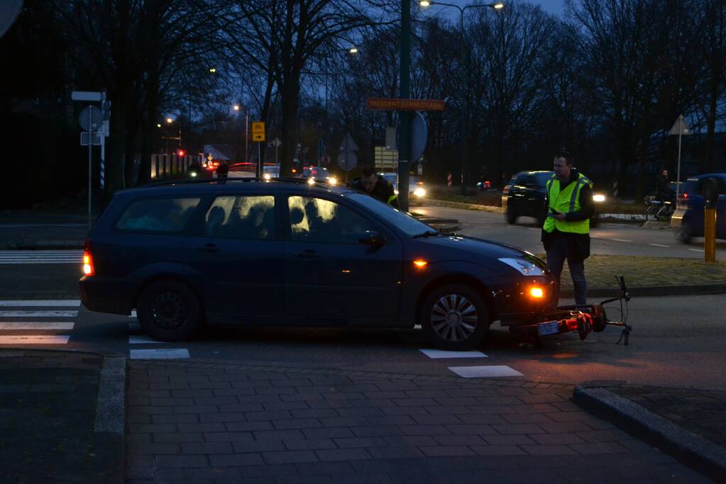 Brommerrijder licht gewond bij aanrijding