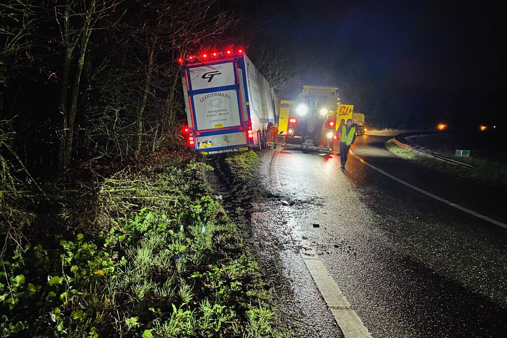 Vrachtwagen met varkens belandt naast de weg