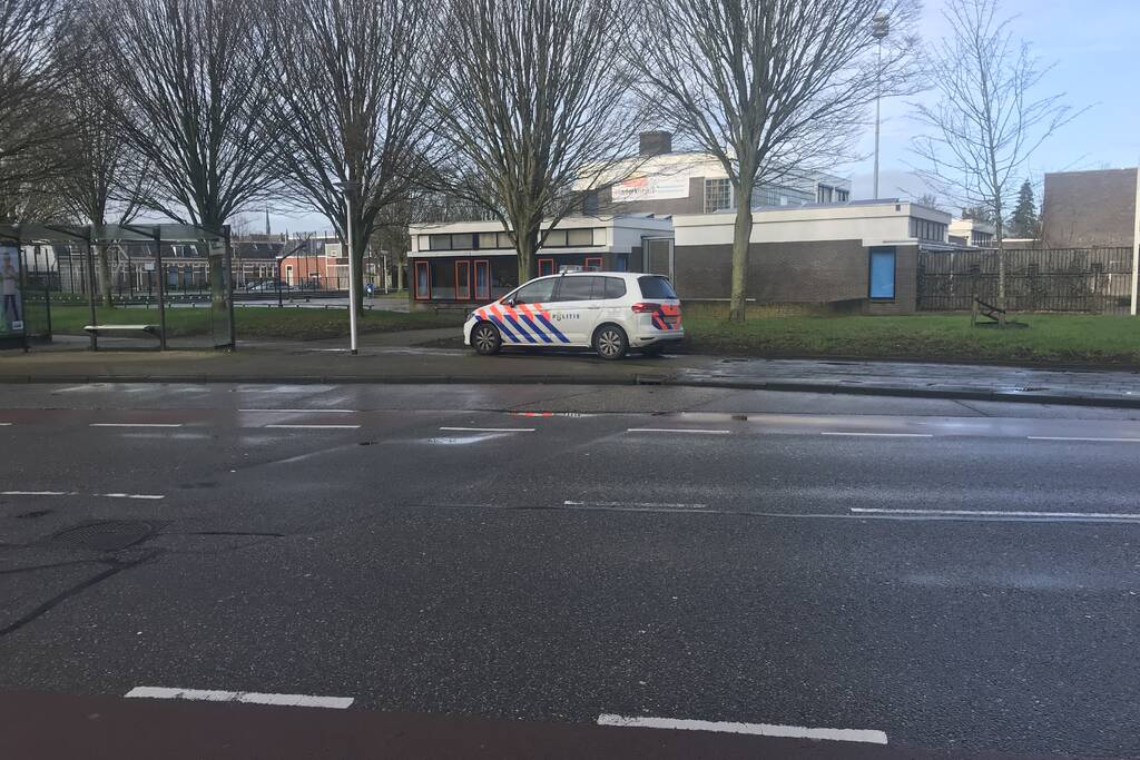 Agenten doen onderzoek in schoolgebouw na incident
