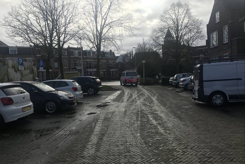 Agenten doen onderzoek in schoolgebouw na incident