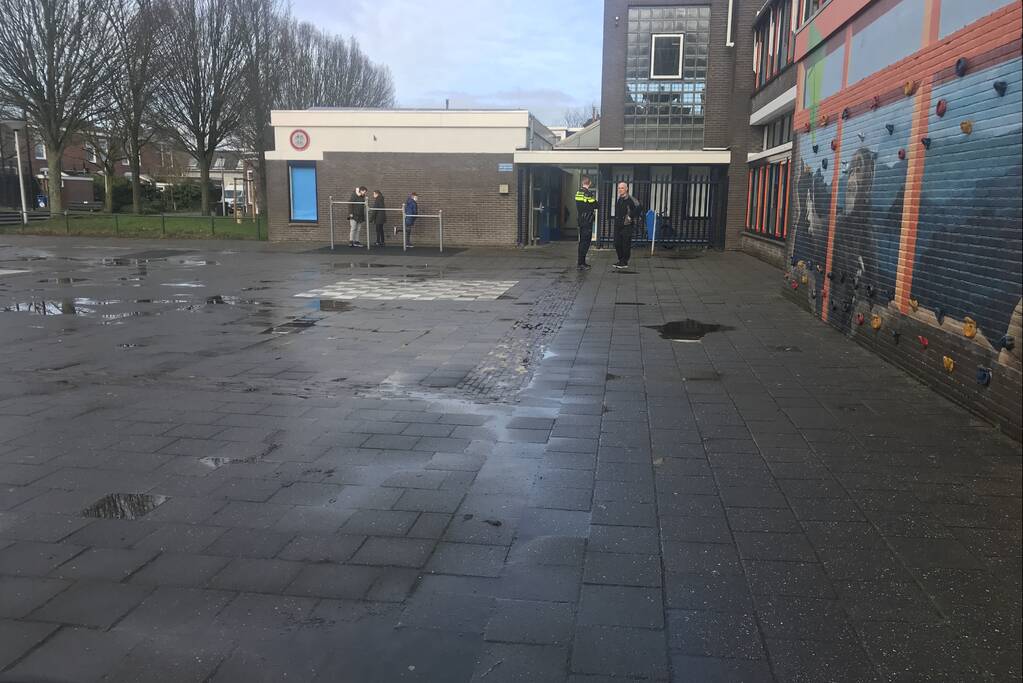Agenten doen onderzoek in schoolgebouw na incident