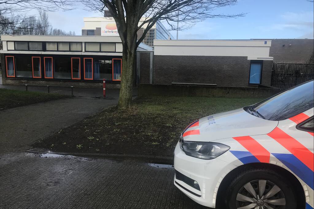 Agenten doen onderzoek in schoolgebouw na incident