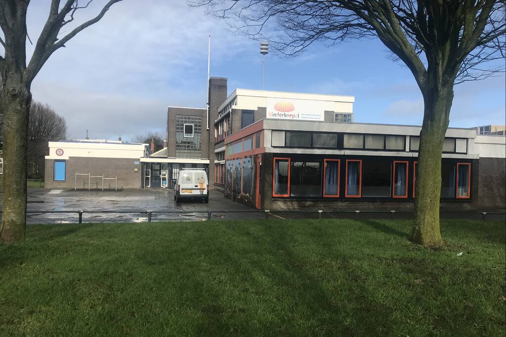 Agenten doen onderzoek in schoolgebouw na incident