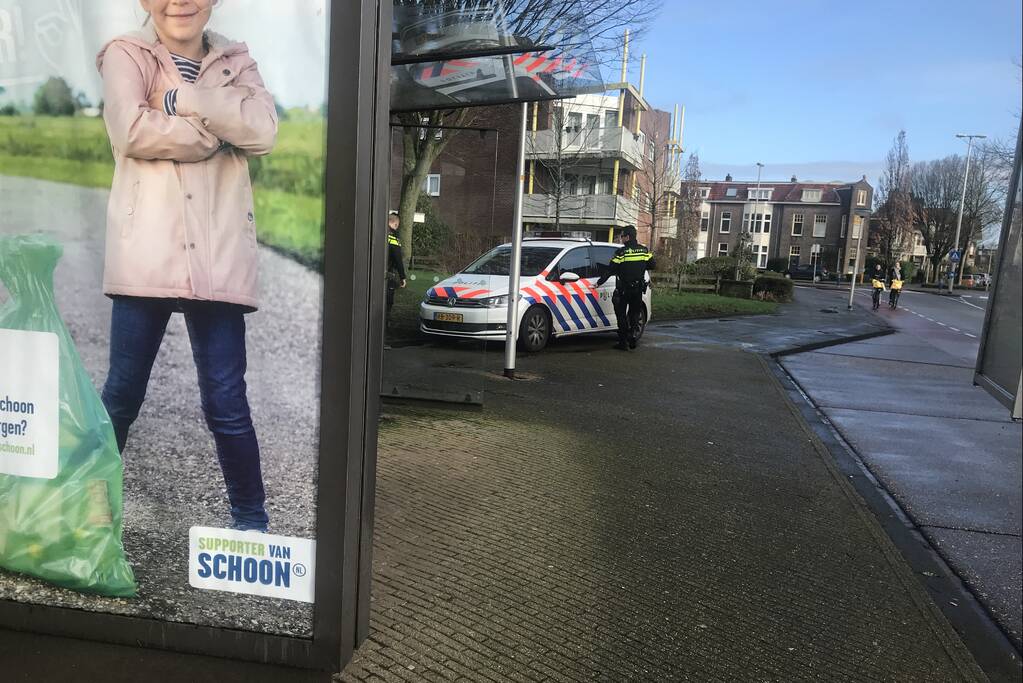 Agenten doen onderzoek in schoolgebouw na incident