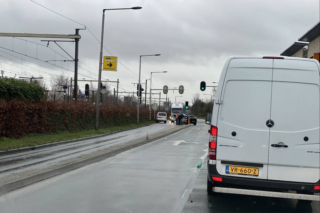 Twee voertuigen botsen op splitsing