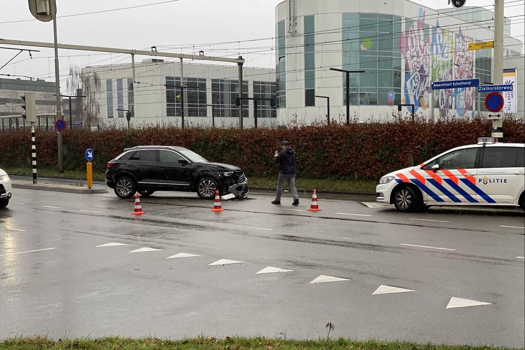 Twee voertuigen botsen op splitsing