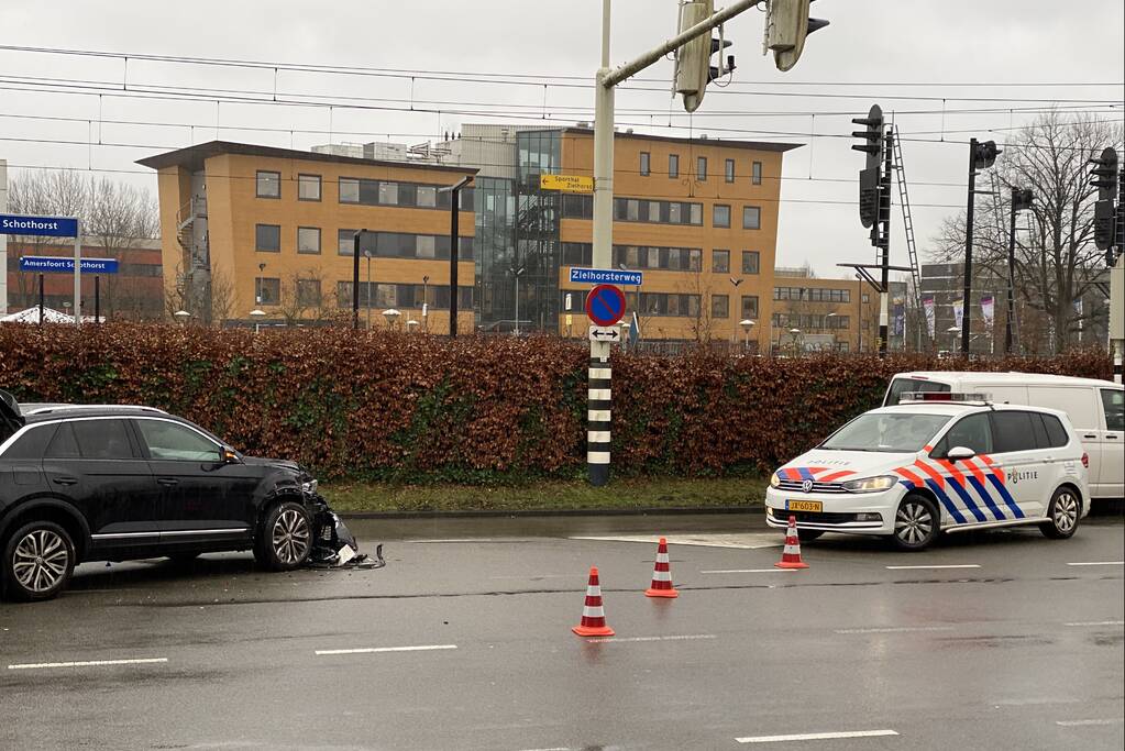 Twee voertuigen botsen op splitsing