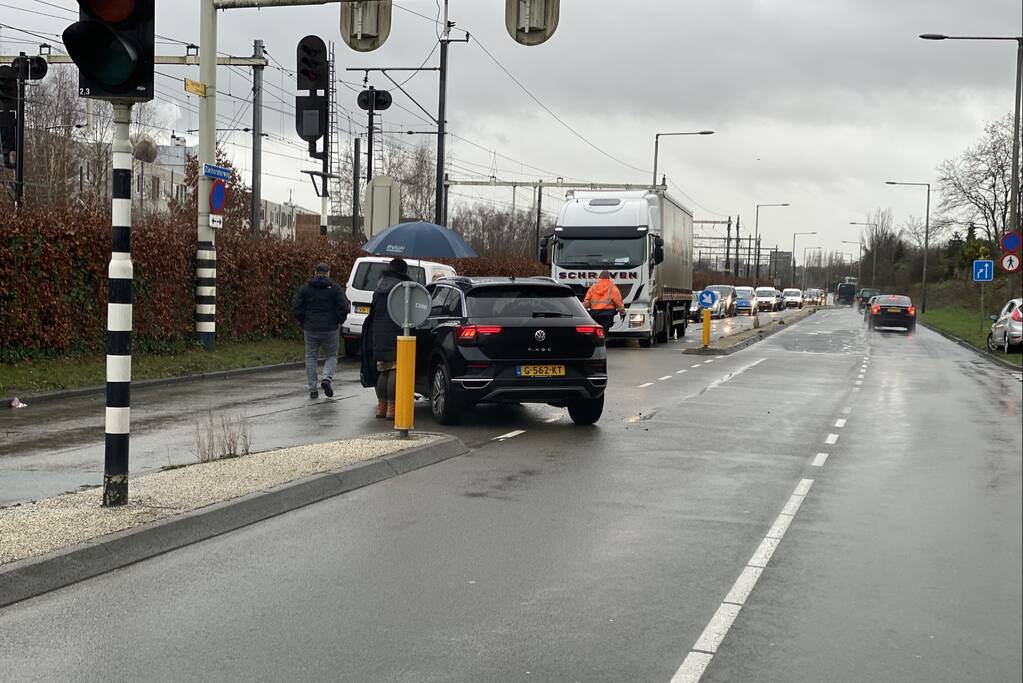 Twee voertuigen botsen op splitsing
