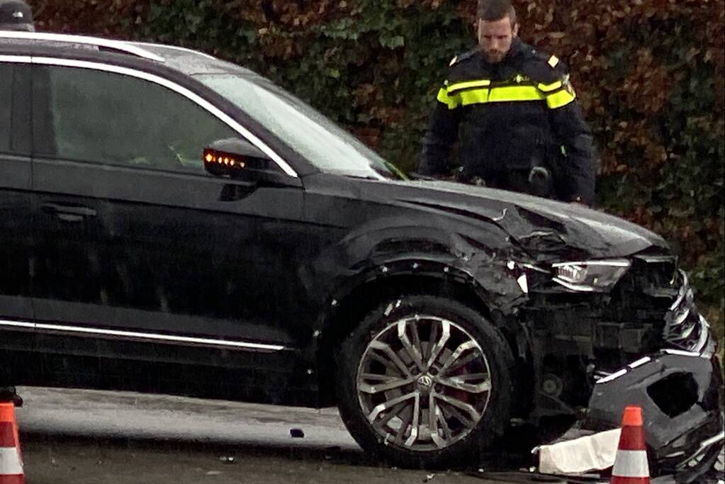 Twee voertuigen botsen op splitsing