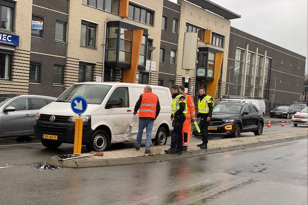 Twee voertuigen botsen op splitsing