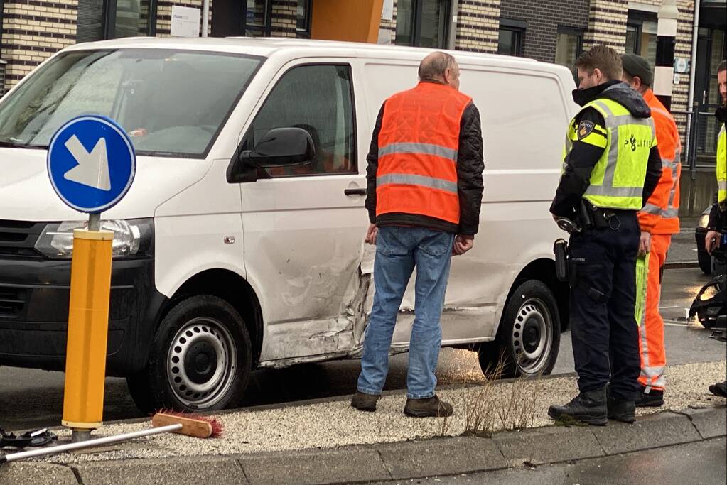 Twee voertuigen botsen op splitsing